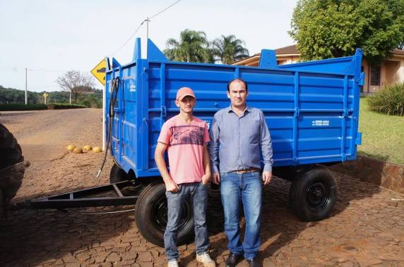 Entrega de equipamentos agrícolas aos grupo de máquinas - foto 3