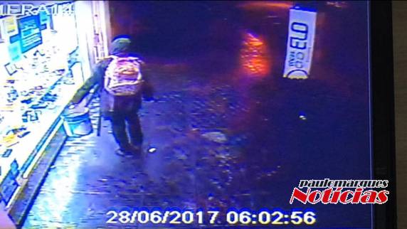 Ladrão quebra vitrine de relojoaria
para furtar no centro de Três de Maio - foto 3