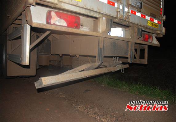 Colisão traseira envolve carro e
caminhão na BR 472 em Três de Maio - foto 3