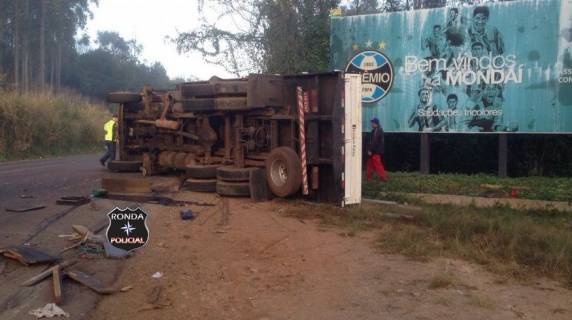 Quatro pessoas ficam gravemente feridas em violenta colisão entre carro e
caminhão em Mondai - foto 2