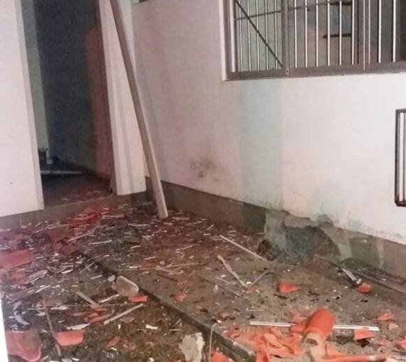 Janelas, 

portas e o telhado foram danificados e paredes ficaram com rachaduras após ação