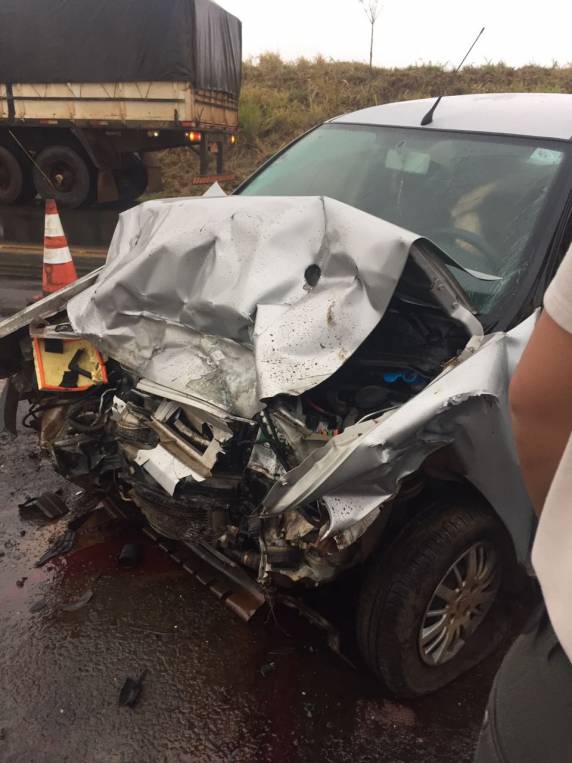 Colisão frontal entre automóvel e
caminhão deixa uma mulher ferida em Entre-Ijuís - foto 4