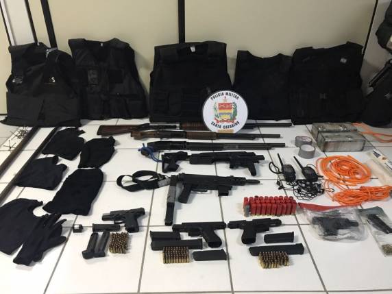 Foram apreendidos 

explosivos, armas, munições e coletes balísticos