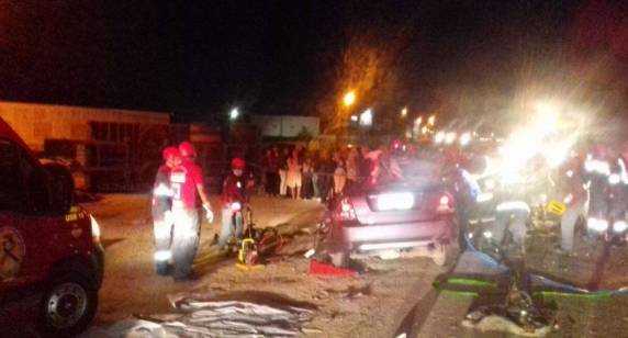 Carro teria tentado ultrapassagem, mas bateu em caminhão, segundo PRF