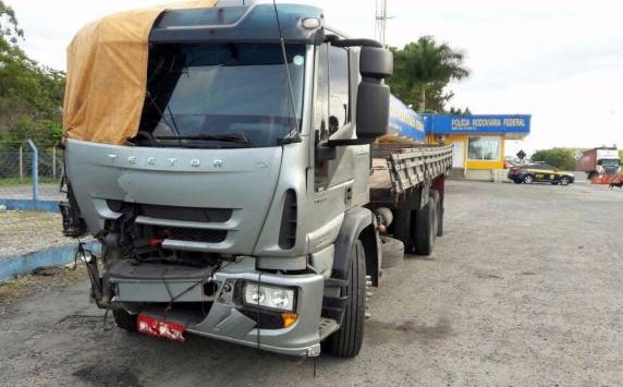Outro caminhão foi visto com para-choque amarrado por cordas; motorista disse que 

envolveu em acidente, mas decidiu seguir viagem