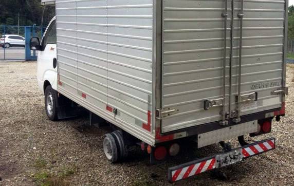 Outro caminhão foi visto com para-choque amarrado por cordas; motorista disse que 

envolveu em acidente, mas decidiu seguir viagem
