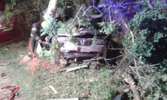 Dupla colidiu o veículo em um poste na Av. Edgar Pires de Castro