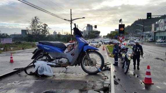 Motorista sobrevive após caminhão bater em duas carretas e ter cabine arrancada - foto 3
