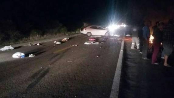 Tragédia envolveu três veículos e teve bloqueio parcial de pista até o início da madrugada de domingo (9)