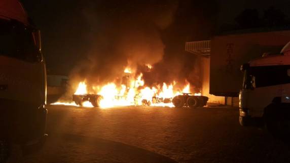 Em Itapoá, os bombeiros precisaram combater as chamas duas vezes na mesma casa; outra ficou destruída. Já em 

Itajaí, caminhões também ficaram destruídos