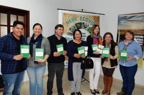 Publicação traz série de artigos que apresentam as experiências de agricultores familiares em agroecologia, o acesso das famílias a mercados institucionais, 

as experiências em economia solidária e a assistência técnica e extensão rural