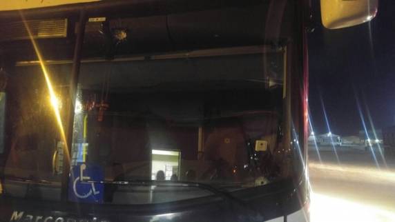 Criminosos em veículo atiraram contra o coletivo. Motorista do ônibus sofreu pequeno corte na cabeça