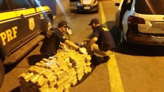 Casal de argentinos é preso com mais de 250 kg de maconha na BR-158 - foto 2