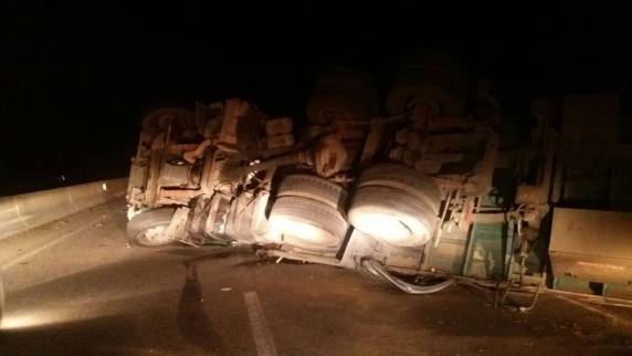 Conforme a PRF, motorista tentou desviar de cavalo e tombou. Interdição ocorreu no km 

292 sentido Norte, por volta das 20h