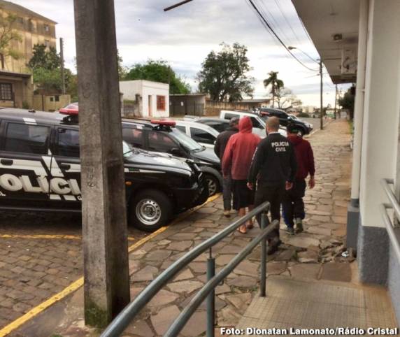 Três jovens, teriam 

usado barra de ferro e arma branca para cometer o crime