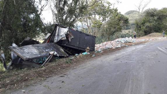 Veículo saiu da pista, bateu em guard rail e capotou. Carreta levava 

caixas de leite, que ficaram espalhadas no local