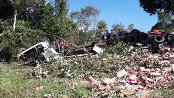 Veículo saiu da pista, bateu em guard rail e capotou. Carreta levava 

caixas de leite, que ficaram espalhadas no local