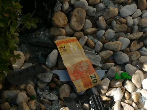 Assaltantes explodem caixa eletrônico na região central do RS - foto 3