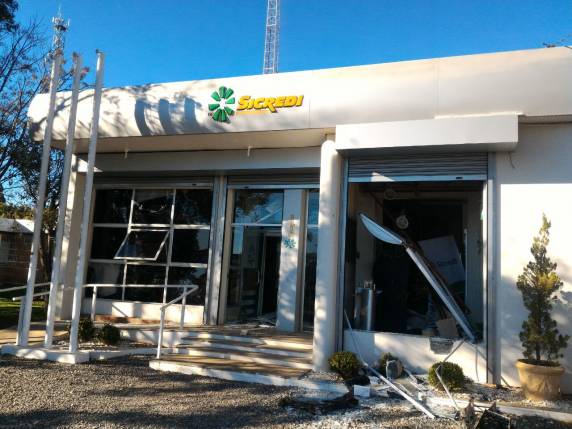 Assaltantes explodem caixa eletrônico na região central do RS - foto 5