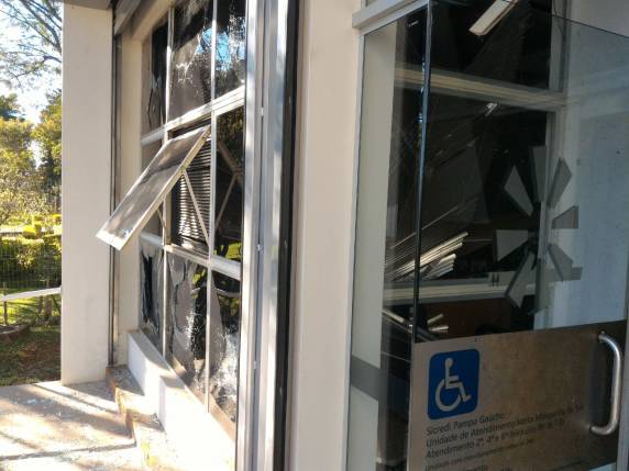 Assaltantes explodem caixa eletrônico na região central do RS - foto 4