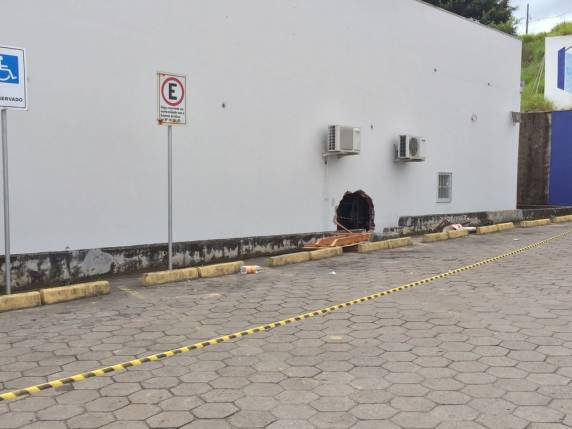 Cabo rompeu e eles fugiram sem levar nada. Uma pessoa foi feita refém enquanto esperava por 

carona