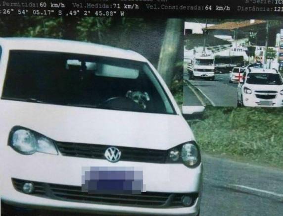 Segundo órgão de trânsito, motorista real do veículo ficou na sombra e não pôde ser visto na foto. Automóvel foi multado por excesso de 

velocidade