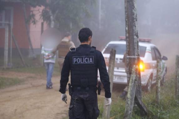 Também foram apreendidas drogas, 

arma, munições e uma balança de precisão