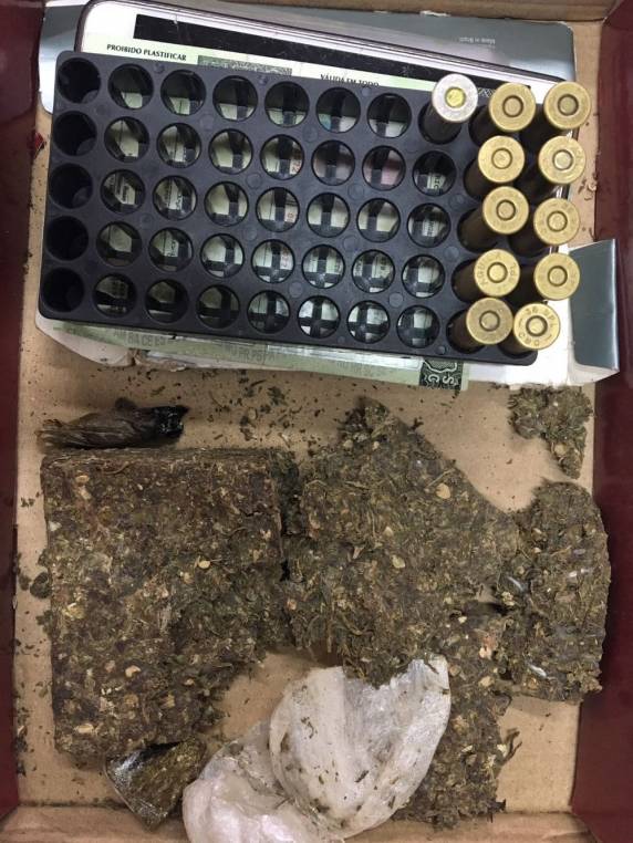 Também foram apreendidas drogas, 

arma, munições e uma balança de precisão