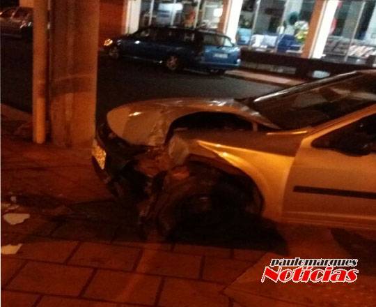 Motorista abandona veículo depois de bater em prédio de farmácia no centro de
Três de Maio - foto 4