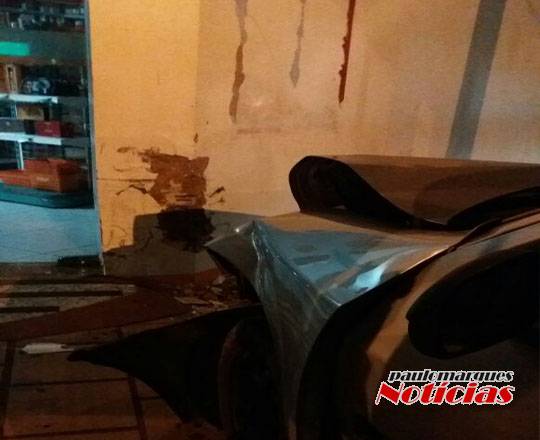 Motorista abandona veículo depois de bater em prédio de farmácia no centro de
Três de Maio - foto 5
