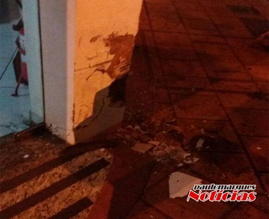 Motorista abandona veículo depois de bater em prédio de farmácia no centro de
Três de Maio - foto 3
