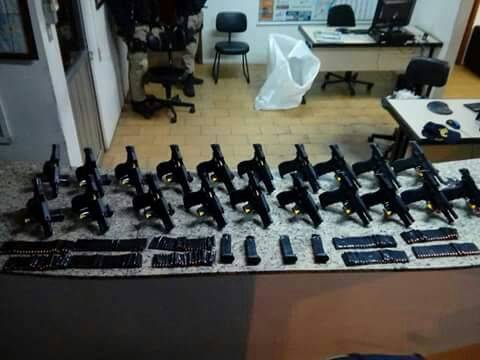 Homem é preso com 20 pistolas escondidas em painel de 

veículo na BR-386, em Lajeado - foto 2