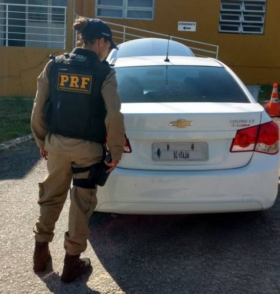 Carro roubado no Rio Grande do Sul e que circulava clonado é 

recuperado na Via Expressa em Florianópolis - foto 2
