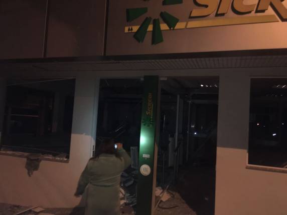 Criminosos explodem duas agências bancárias e fazem reféns em Gramado Xavier - foto 2
