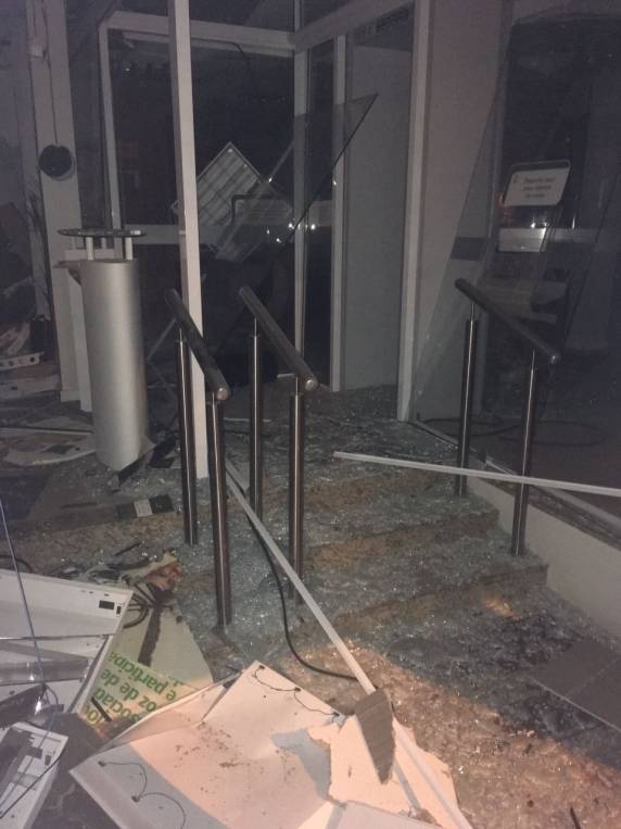 Criminosos explodem duas agências bancárias e fazem reféns em Gramado Xavier - foto 4