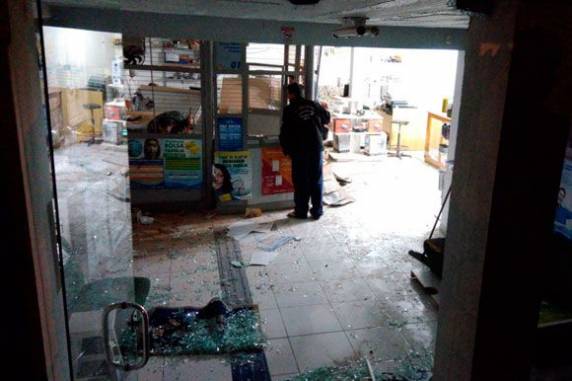 Criminosos explodem duas agências bancárias e fazem reféns em Gramado Xavier - foto 6