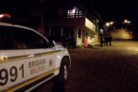 Criminosos explodem duas agências bancárias e fazem reféns em Gramado Xavier - foto 5