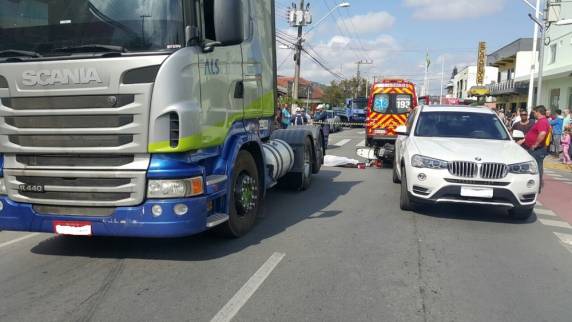 Dois homens morrem em acidentes com caminhões neste sábado em SC - foto 3