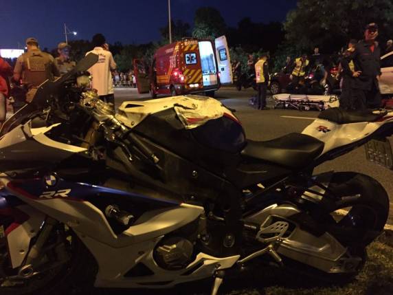 Motociclista ficou ferido e carona morreu após moto 

atravessar canteiro e bater em carros no sentido contrário. Beira-Mar ficou interrompida no sentido Centro