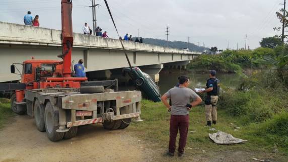 Mergulhadores dos bombeiros encontraram veículo na manhã deste domingo (30)