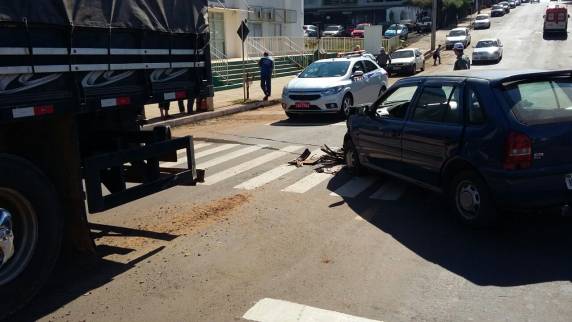 Acidente entre
carro e caminhão em Santa Rosa - foto 3