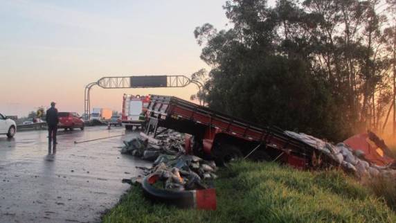 Acidente com 15 veículos causa uma morte
na BR-290, em Eldorado do Sul - foto 5