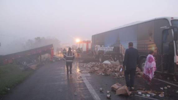 Acidente com 15 veículos causa uma morte
na BR-290, em Eldorado do Sul - foto 8