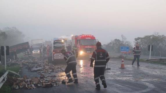 Acidente com 15 veículos causa uma morte
na BR-290, em Eldorado do Sul - foto 6
