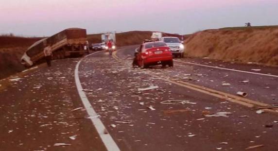Motorista fica preso nas ferragens durante colisão que envolveu veículo de Três de Maio na BR 468 - foto 2