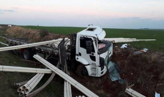 Motorista fica preso nas ferragens durante colisão que envolveu veículo de Três de Maio na BR 468 - foto 3