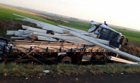 Motorista fica preso nas ferragens durante colisão que envolveu veículo de Três de Maio na BR 468 - foto 4