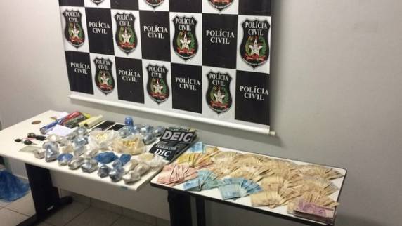 Polícia também encontrou celulares e balança de precisão em casas de suspeitos. 

Mulher foi presa em flagrante por tráfico de drogas