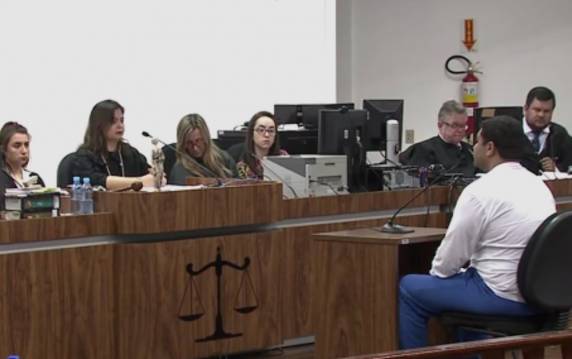 Ele contratou um adolescente para 

cometer homicídio