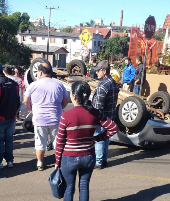 Automóvel capota depois de uma colisão no centro de Ijuí - foto 3